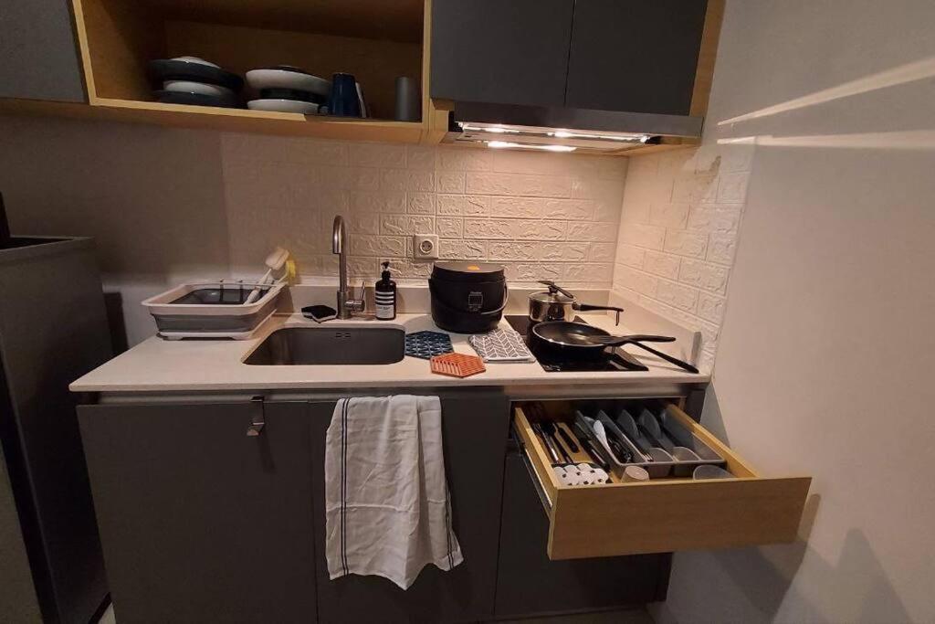 2 Bed Room Apartment In West Jakarta Eksteriør billede